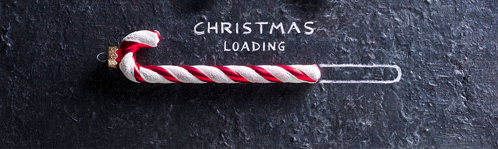 Cukrové tyčinky a slová "Vianočné načítanie" v mesiaci december na našom IT oddelení